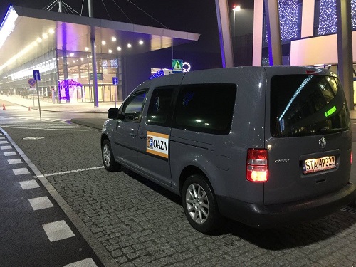 Samochód transferowy na lotnisko